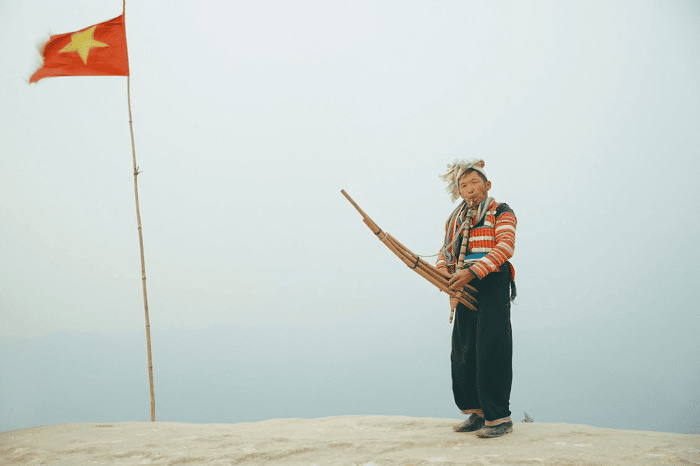 Enjoy traditional cultural performances such as umbrella dances, folk dances, and H'Mong flute solos in Cat Cat Village (Source: Pexels)